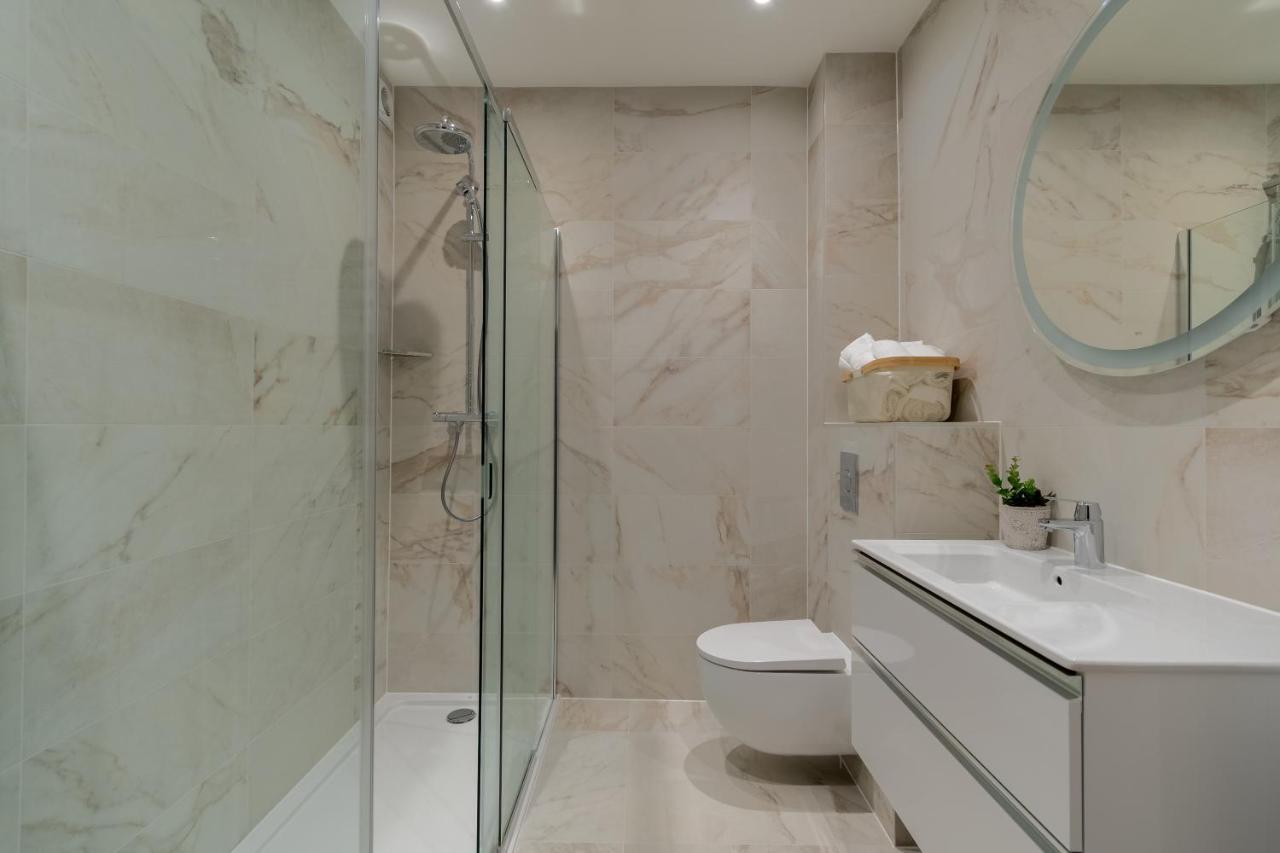 Russell House Suites Бат Екстериор снимка