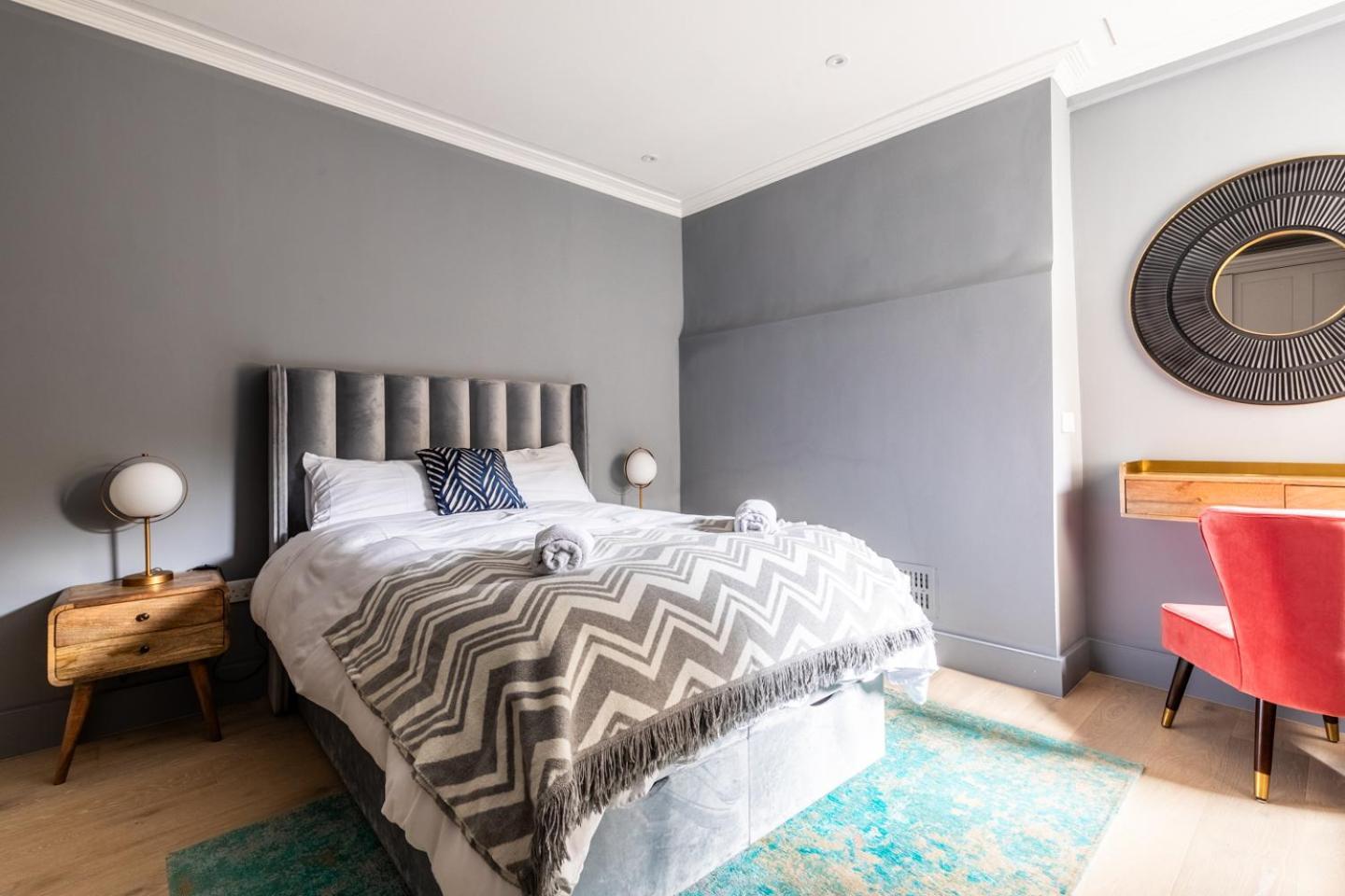 Russell House Suites Бат Екстериор снимка